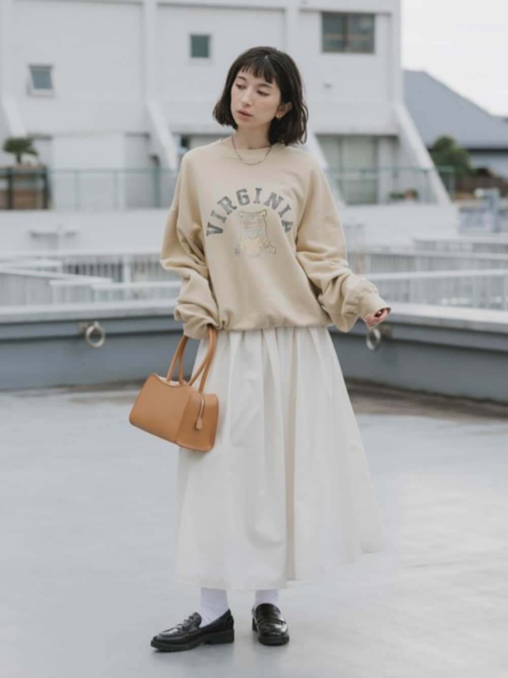 イエロー系のスウェットを着用したレディースの春コーディネートの3枚目の写真