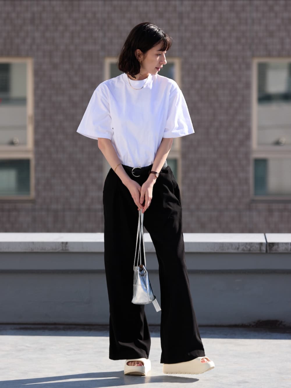 ホワイト系のTシャツ/カットソーを着用したレディースの春コーディネートの3枚目の写真