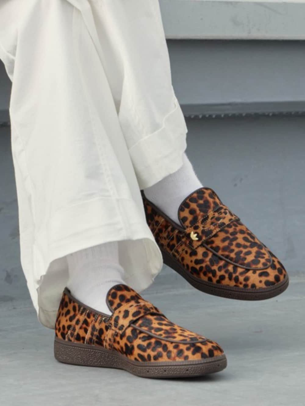 ブラウン系のローファーを着用したレディースの春コーディネートの2枚目の写真