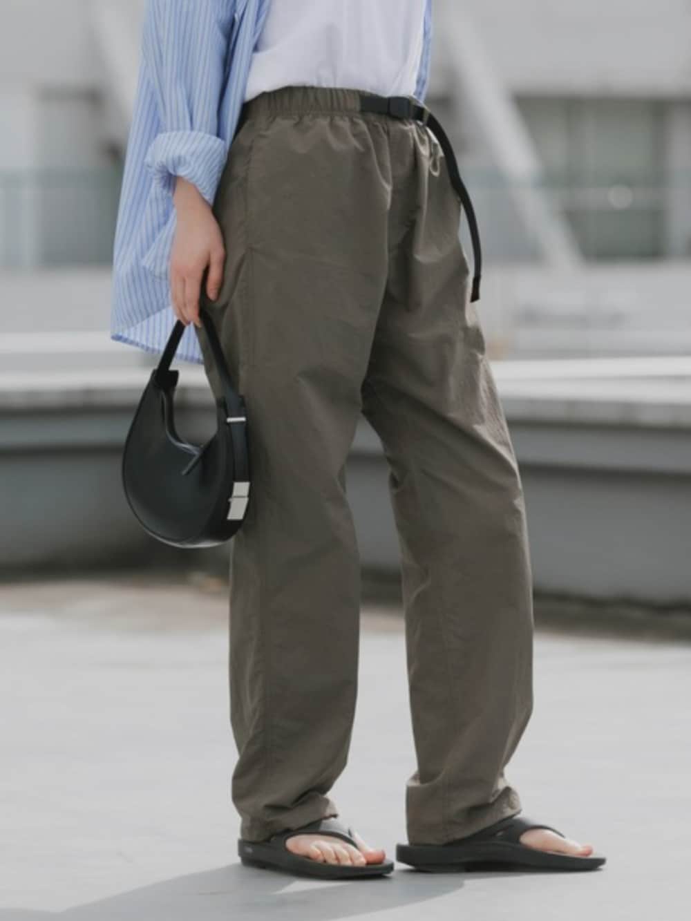 グリーン系のその他パンツ、ブルー系のシャツ/ブラウスを着用したレディースの春コーディネートの3枚目の写真