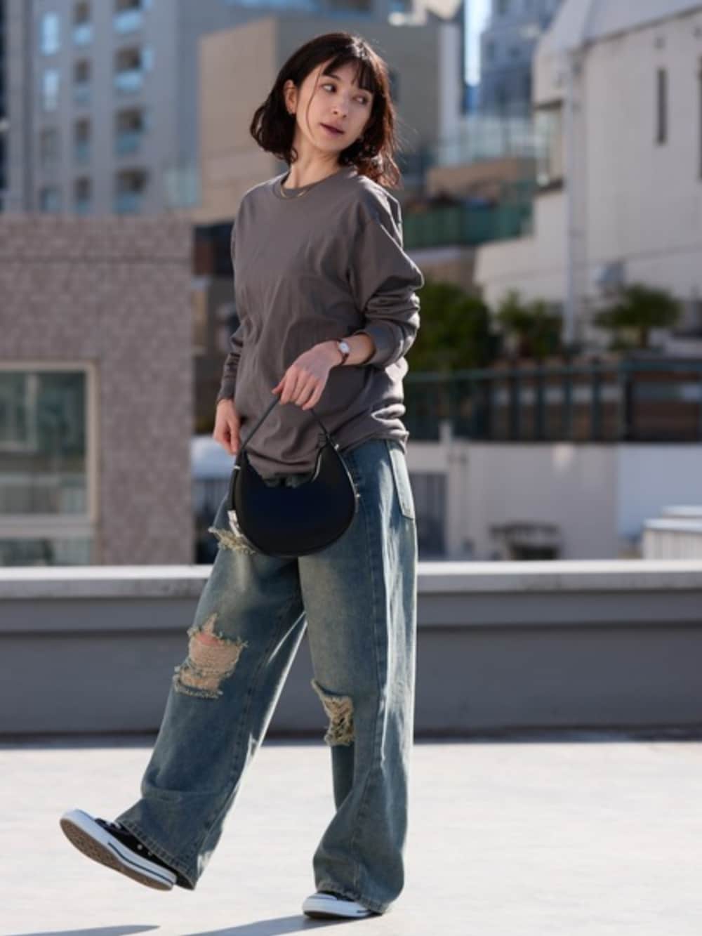 グレー系のTシャツ/カットソー、ブルー系のデニムパンツを着用したレディースの春コーディネートの2枚目の写真