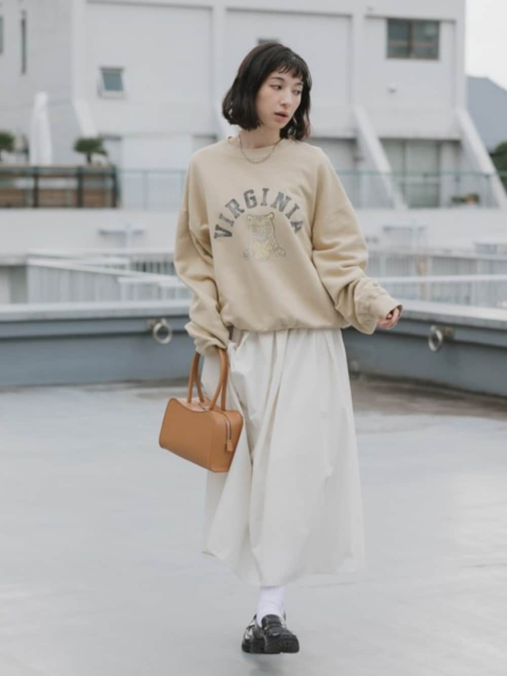 イエロー系のスウェットを着用したレディースの春コーディネートの4枚目の写真