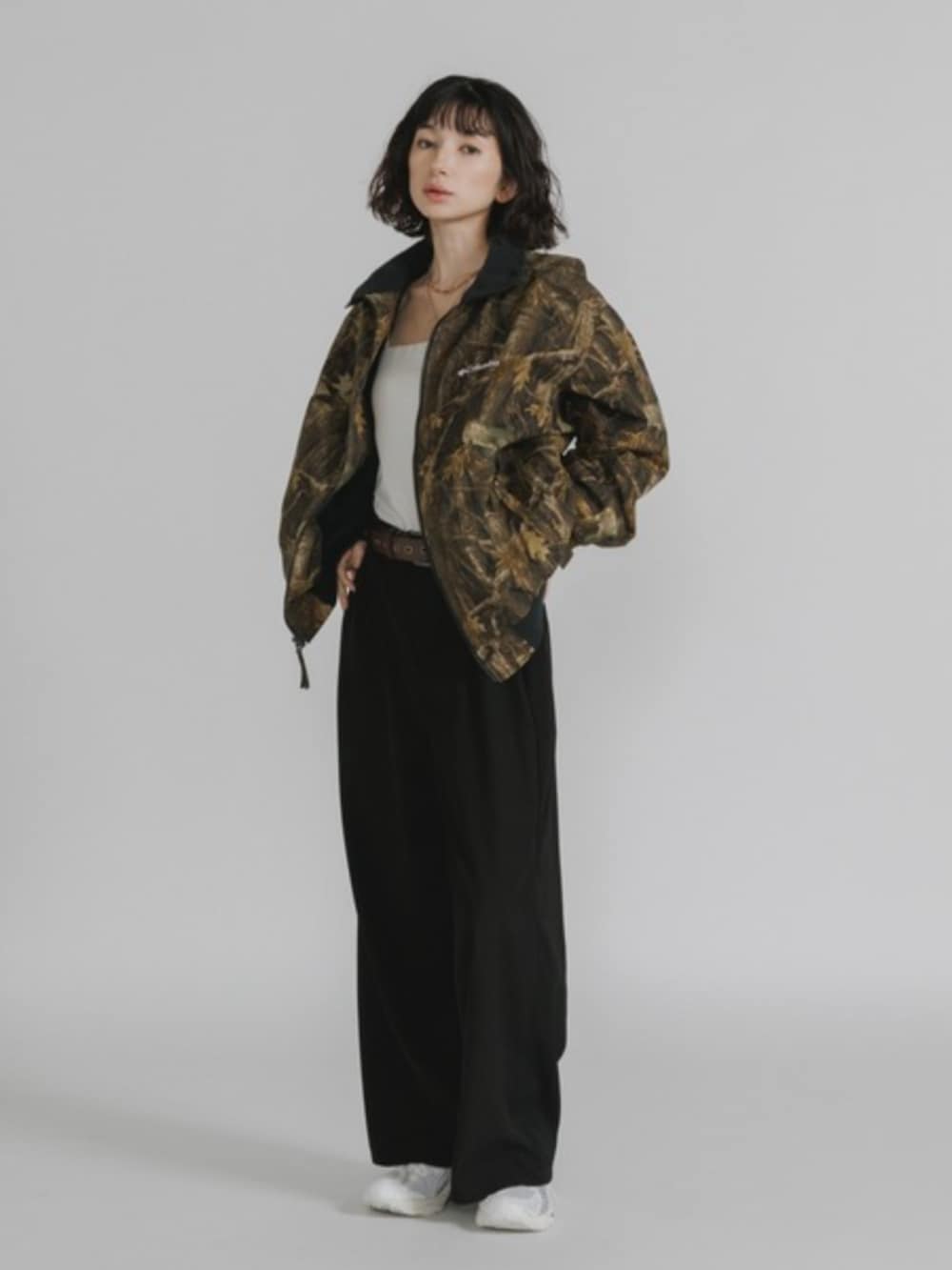 その他のブルゾンを着用したレディースの春コーディネートの2枚目の写真