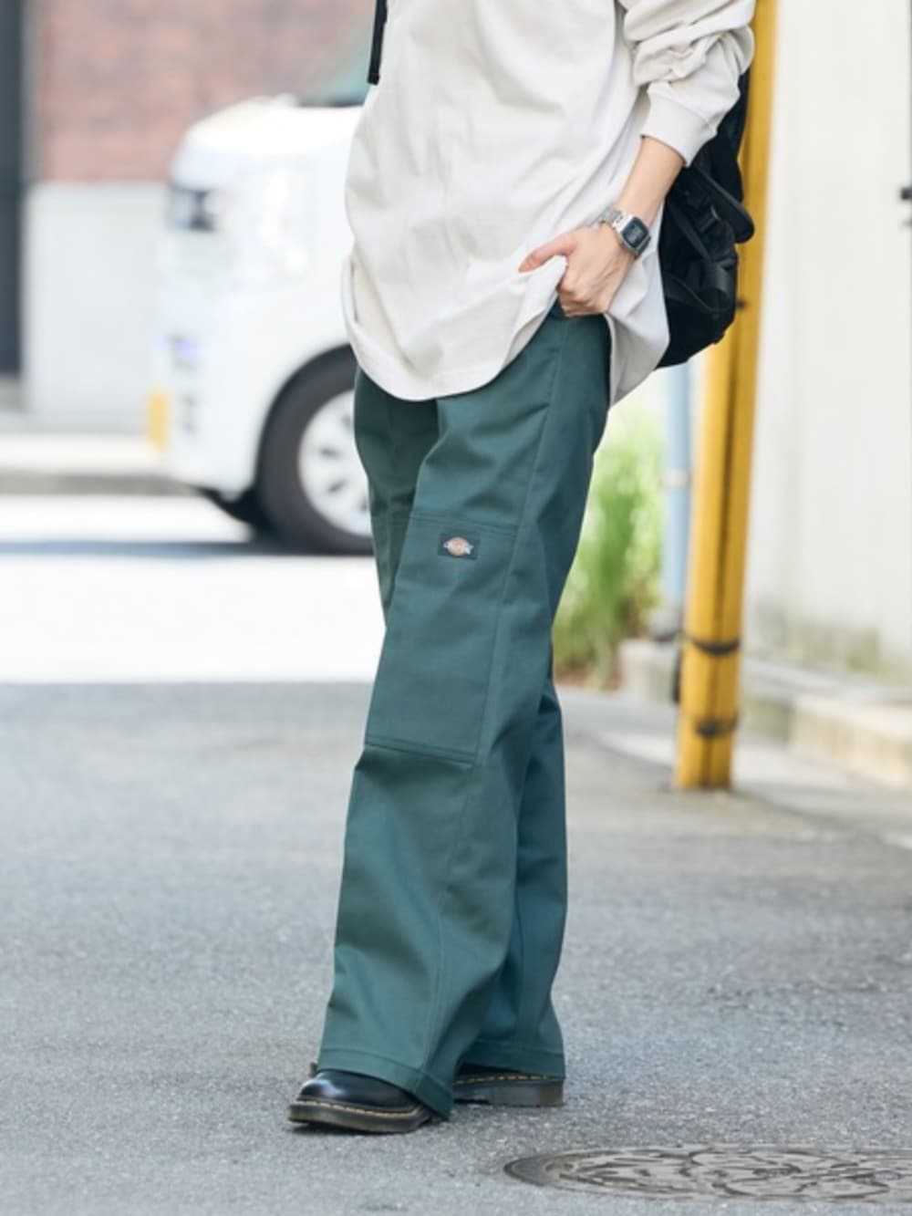 グリーン系のチノパンツを着用したレディースの春コーディネートの2枚目の写真