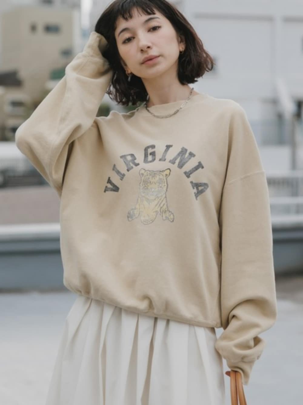 イエロー系のスウェットを着用したレディースの春コーディネートの2枚目の写真