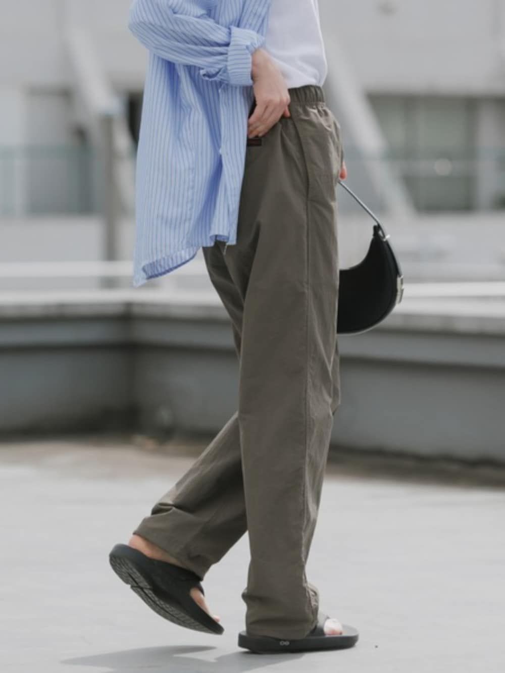 グリーン系のその他パンツ、ブルー系のシャツ/ブラウスを着用したレディースの春コーディネートの4枚目の写真