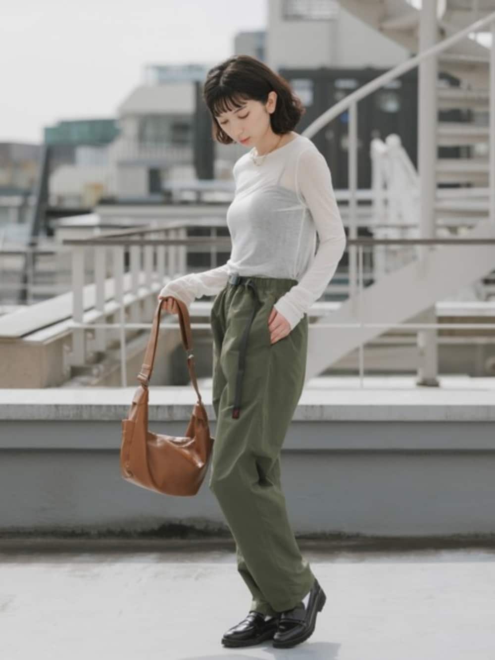 グリーン系のその他パンツを着用したレディースの春コーディネートの2枚目の写真