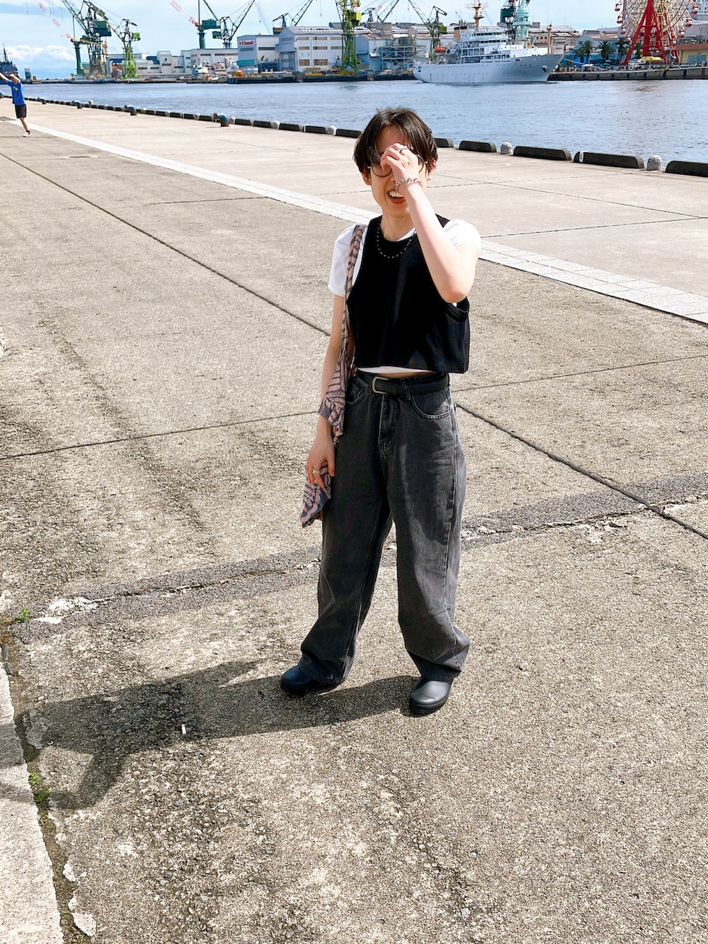 「夏コーデ、白Tシャツ、大人女子、シンプル」｜「ADAM ET ROPE'の【サステナブル】Wフェイスジャージーセットロンパース（つなぎ/オールインワン、ブラック系）」を使った、姫路 加菜子さん（骨格ナチュラル・レディース・151cm）の夏コーディネートの2枚目の写真