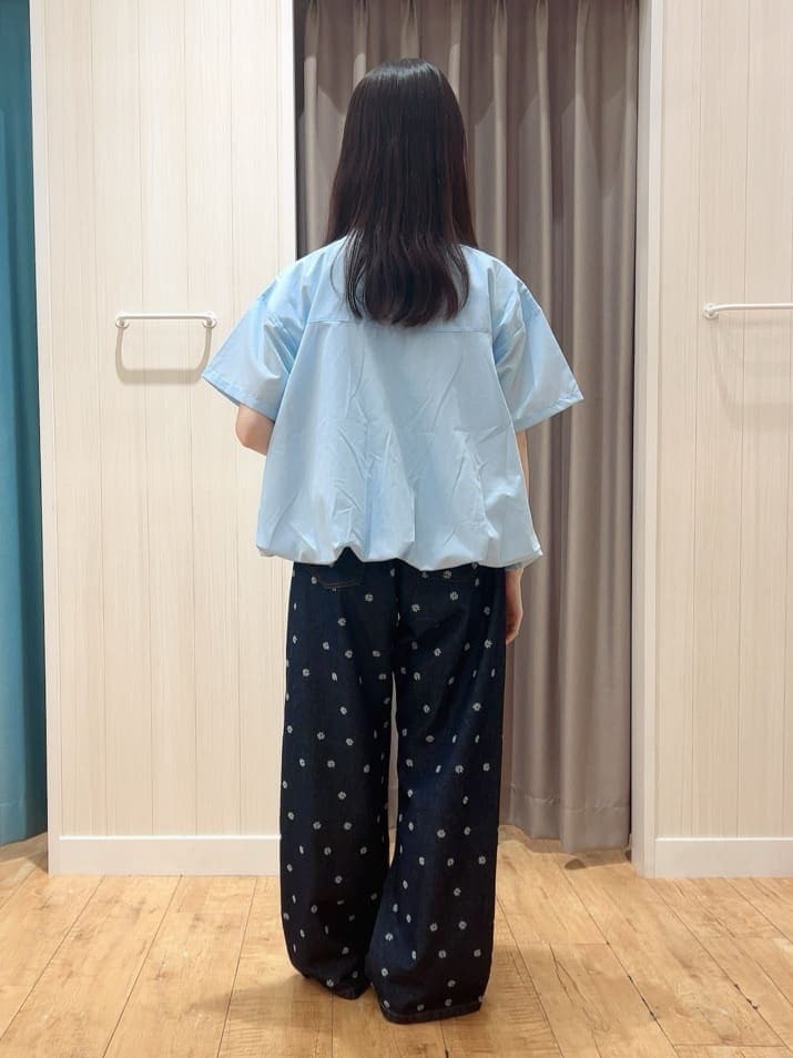 ブルー系のシャツ/ブラウス、ブルー系のデニムパンツ、ベージュ系のその他シューズを着用したレディースの秋コーディネートの2枚目の写真