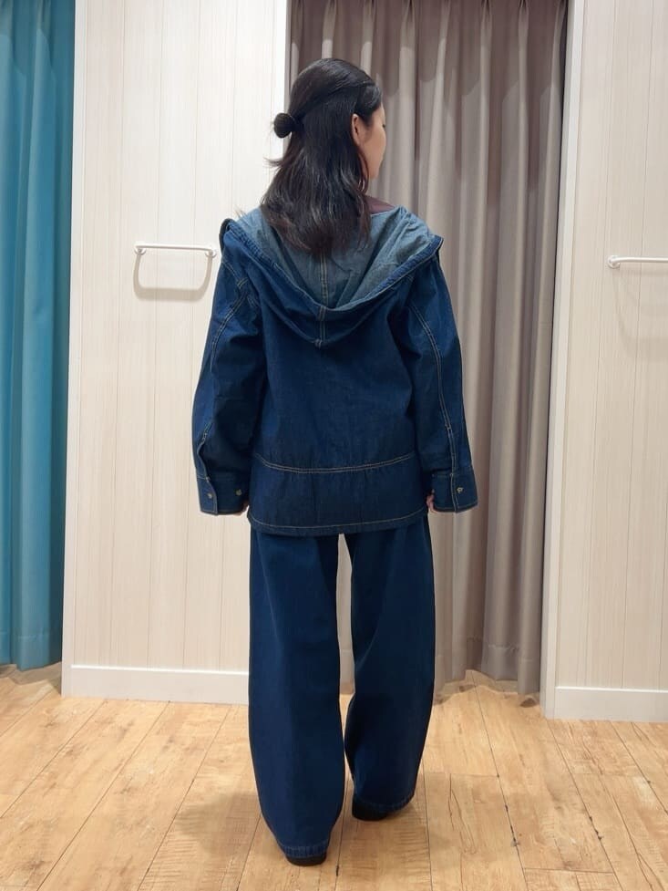 ブルー系のデニムジャケット、ブラウン系のTシャツ/カットソー、ブルー系のデニムパンツを着用したレディースの秋コーディネートの4枚目の写真