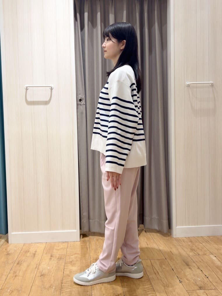 ブルー系のニット/セーター、ピンク系のその他パンツ、シルバー系のスニーカーを着用したレディースの春コーディネートの2枚目の写真