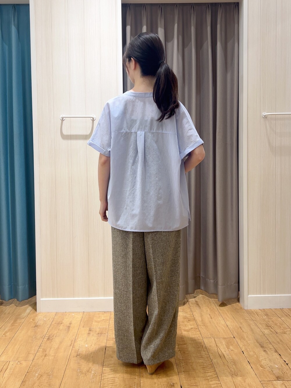 ブルー系のシャツ/ブラウス、ブラウン系のタンクトップ、ブラウン系のその他パンツを着用したレディースの春コーディネートの3枚目の写真