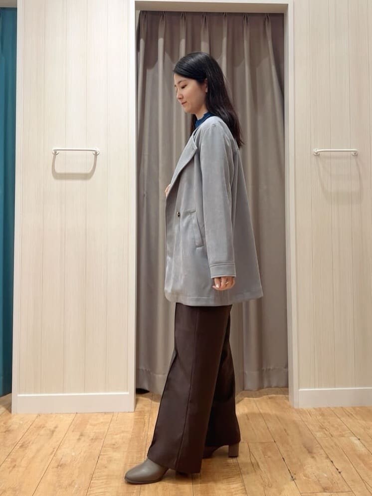 ブルー系のブルゾン、ブルー系のニット/セーター、ブラウン系のその他パンツを着用したレディースの秋コーディネートの4枚目の写真