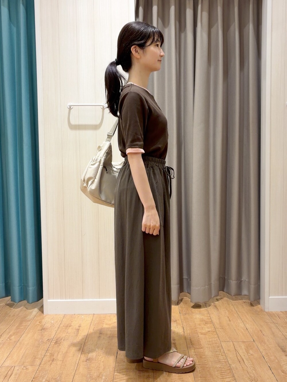 ブラウン系のTシャツ/カットソー、グリーン系のスカート、ベージュ系のサンダルを着用したレディースの夏コーディネートの2枚目の写真
