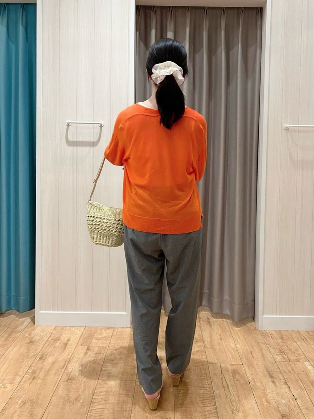 オレンジ系のカーディガン/ボレロ、ホワイト系のタンクトップ、グレー系のその他パンツを着用したレディースの夏コーディネートの3枚目の写真