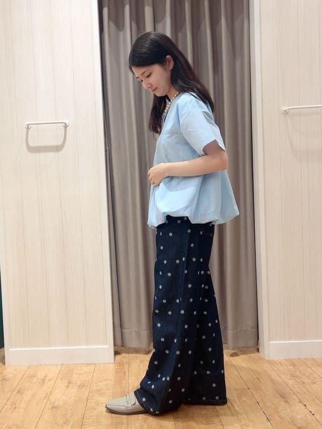 ブルー系のシャツ/ブラウス、ブルー系のデニムパンツ、ベージュ系のその他シューズを着用したレディースの秋コーディネートの3枚目の写真