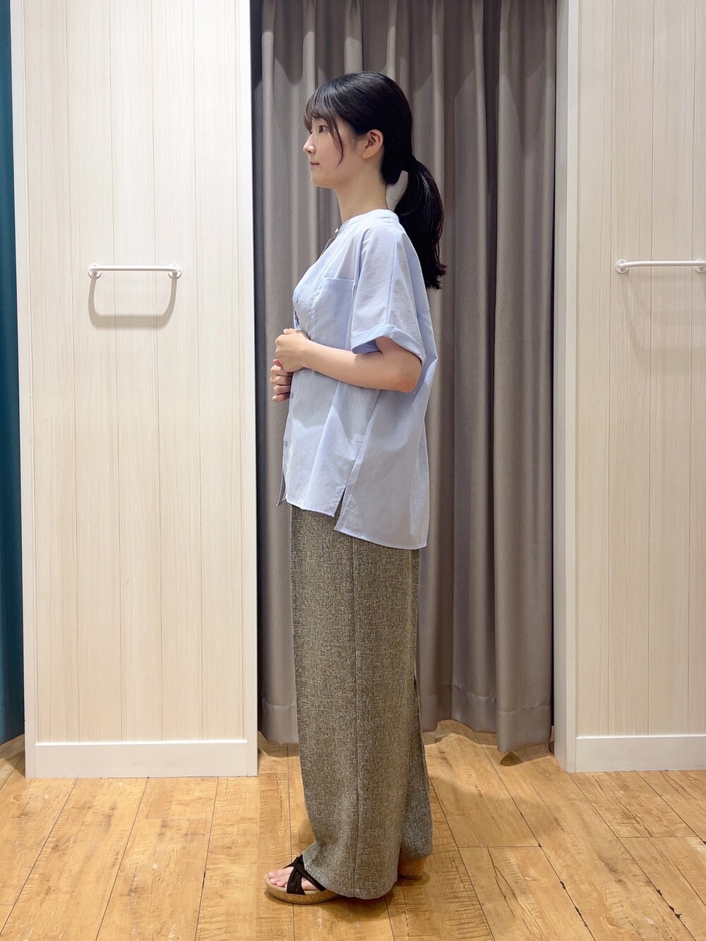 ブルー系のシャツ/ブラウス、ブラウン系のタンクトップ、ブラウン系のその他パンツを着用したレディースの春コーディネートの2枚目の写真