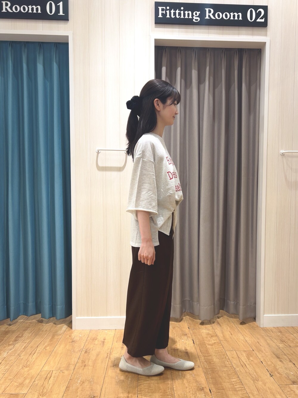 グレー系のTシャツ/カットソー、ブラウン系のその他パンツ、ゴールド系のパンプスを着用したレディースの春コーディネートの2枚目の写真
