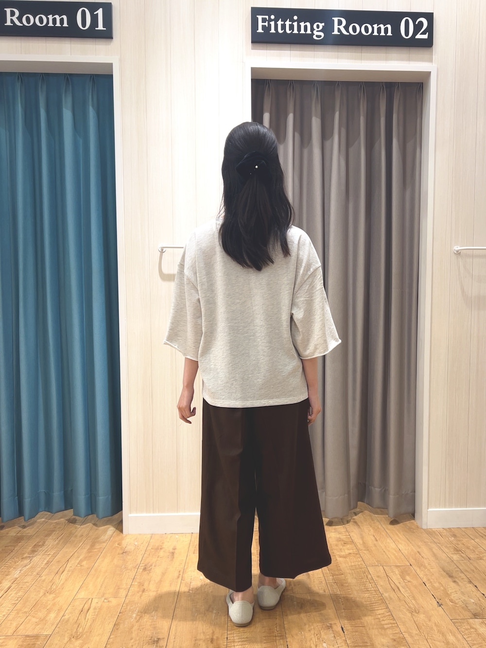 グレー系のTシャツ/カットソー、ブラウン系のその他パンツ、ゴールド系のパンプスを着用したレディースの春コーディネートの3枚目の写真