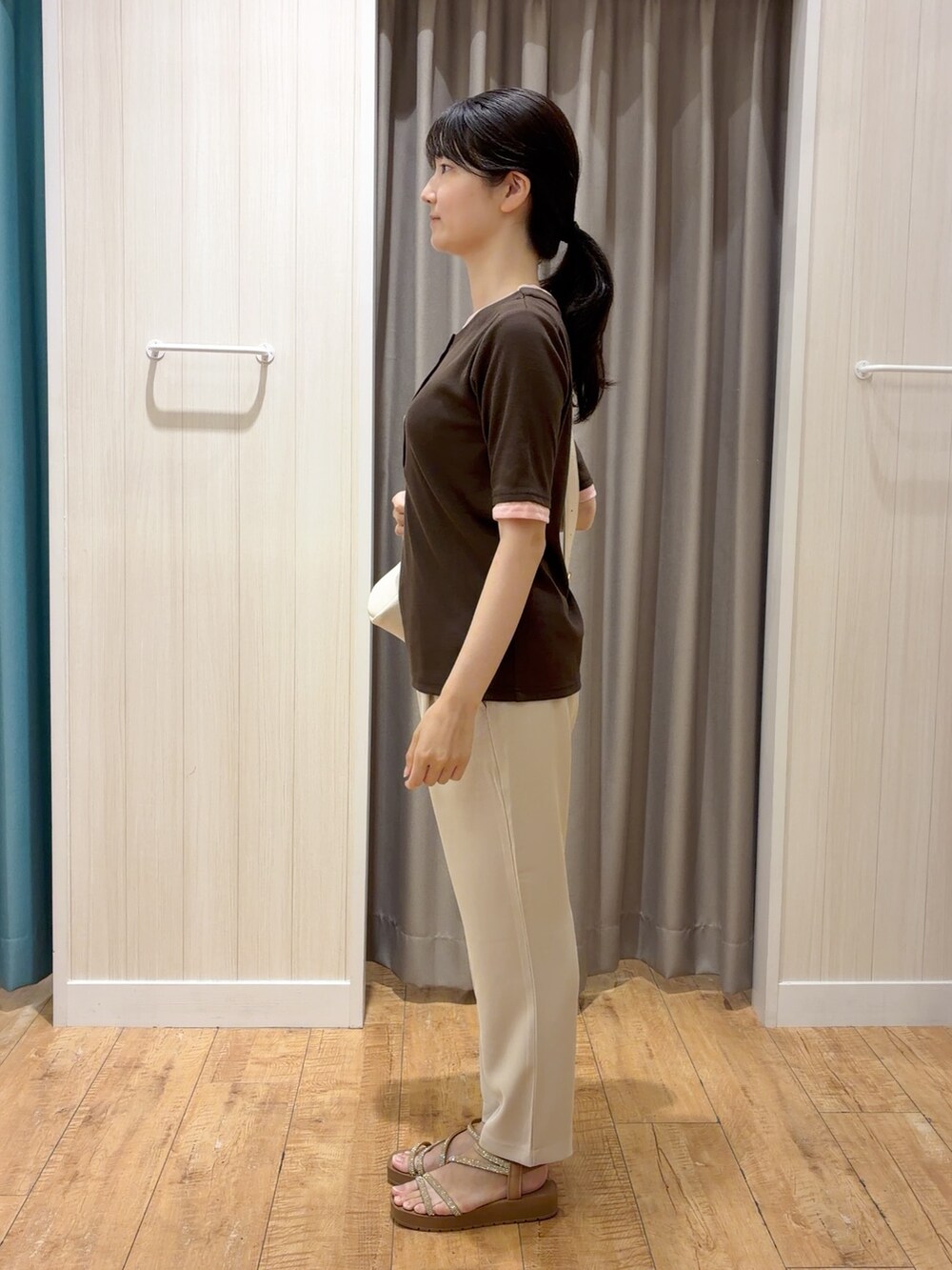ブラウン系のTシャツ/カットソー、ベージュ系のその他パンツ、ベージュ系のサンダルを着用したレディースの夏コーディネートの2枚目の写真