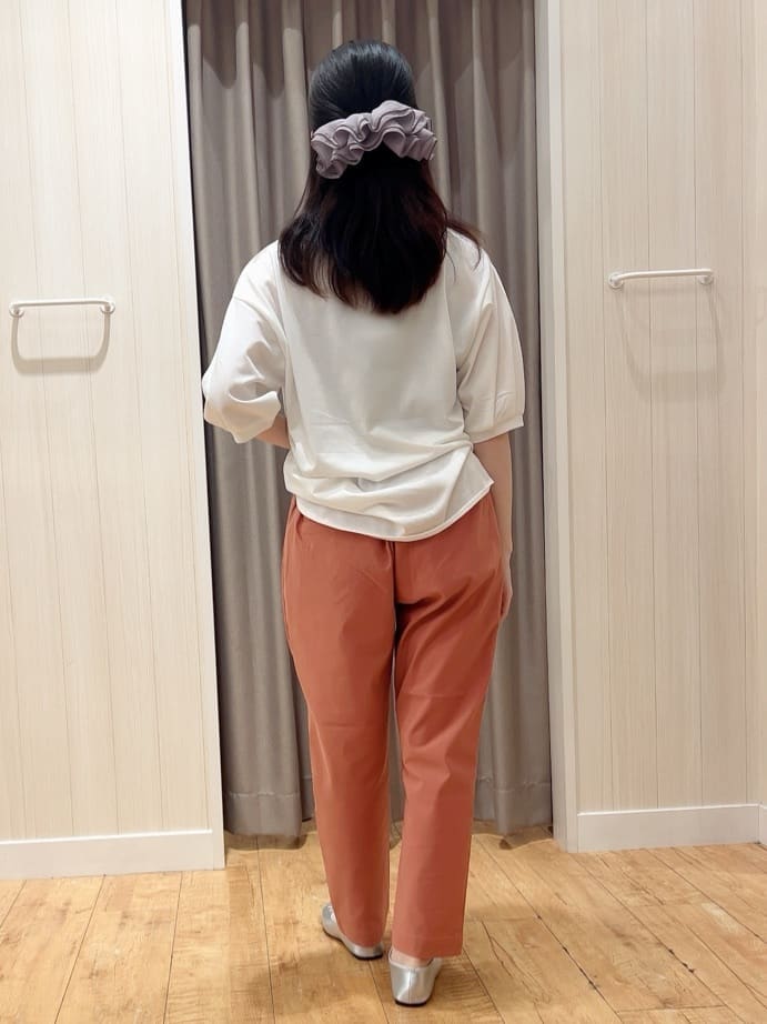 ホワイト系のTシャツ/カットソー、オレンジ系のその他パンツ、シルバー系のその他シューズを着用したレディースの秋コーディネートの3枚目の写真