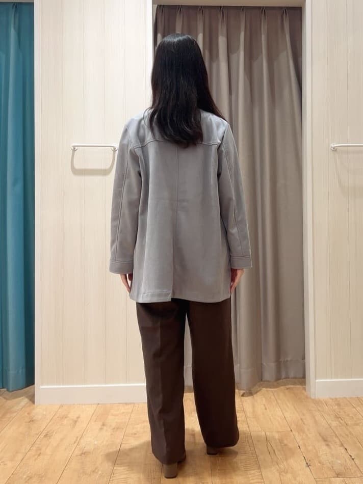 ブルー系のブルゾン、ブルー系のニット/セーター、ブラウン系のその他パンツを着用したレディースの秋コーディネートの3枚目の写真