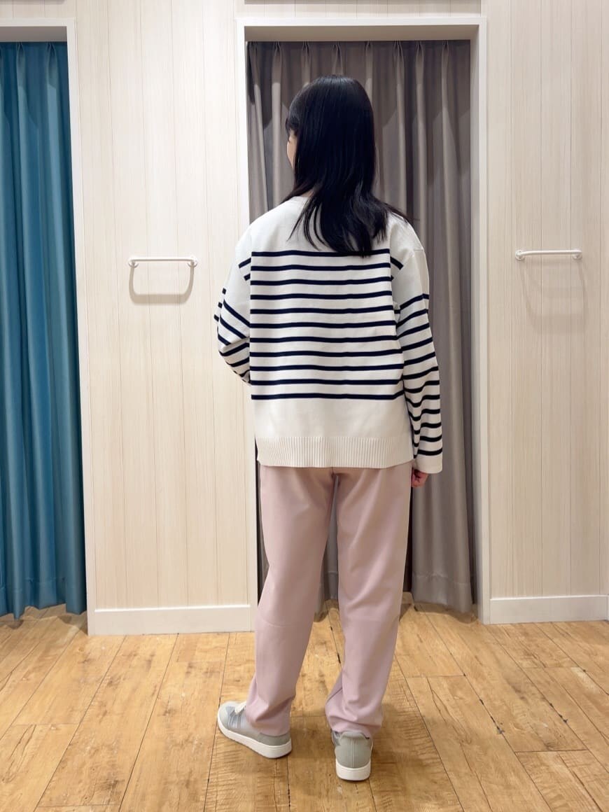 ブルー系のニット/セーター、ピンク系のその他パンツ、シルバー系のスニーカーを着用したレディースの春コーディネートの3枚目の写真