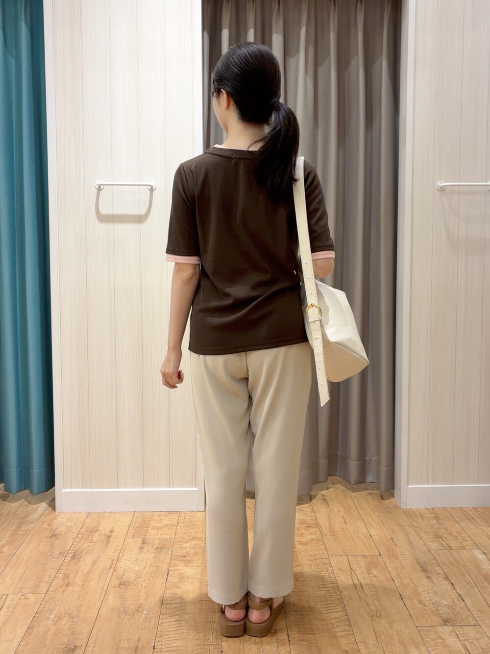 ブラウン系のTシャツ/カットソー、ベージュ系のその他パンツ、ベージュ系のサンダルを着用したレディースの夏コーディネートの3枚目の写真