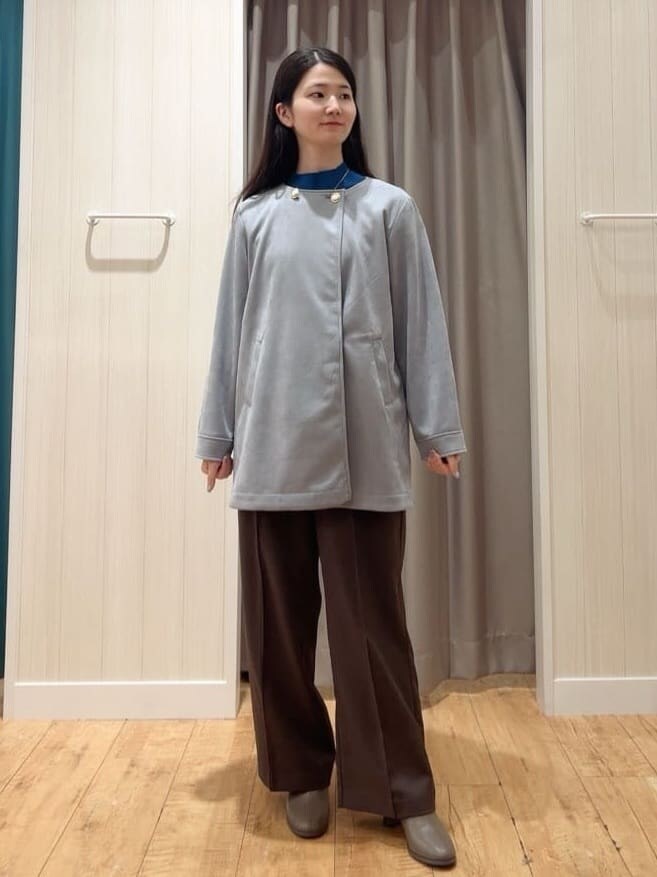 ブルー系のブルゾン、ブルー系のニット/セーター、ブラウン系のその他パンツを着用したレディースの秋コーディネートの2枚目の写真
