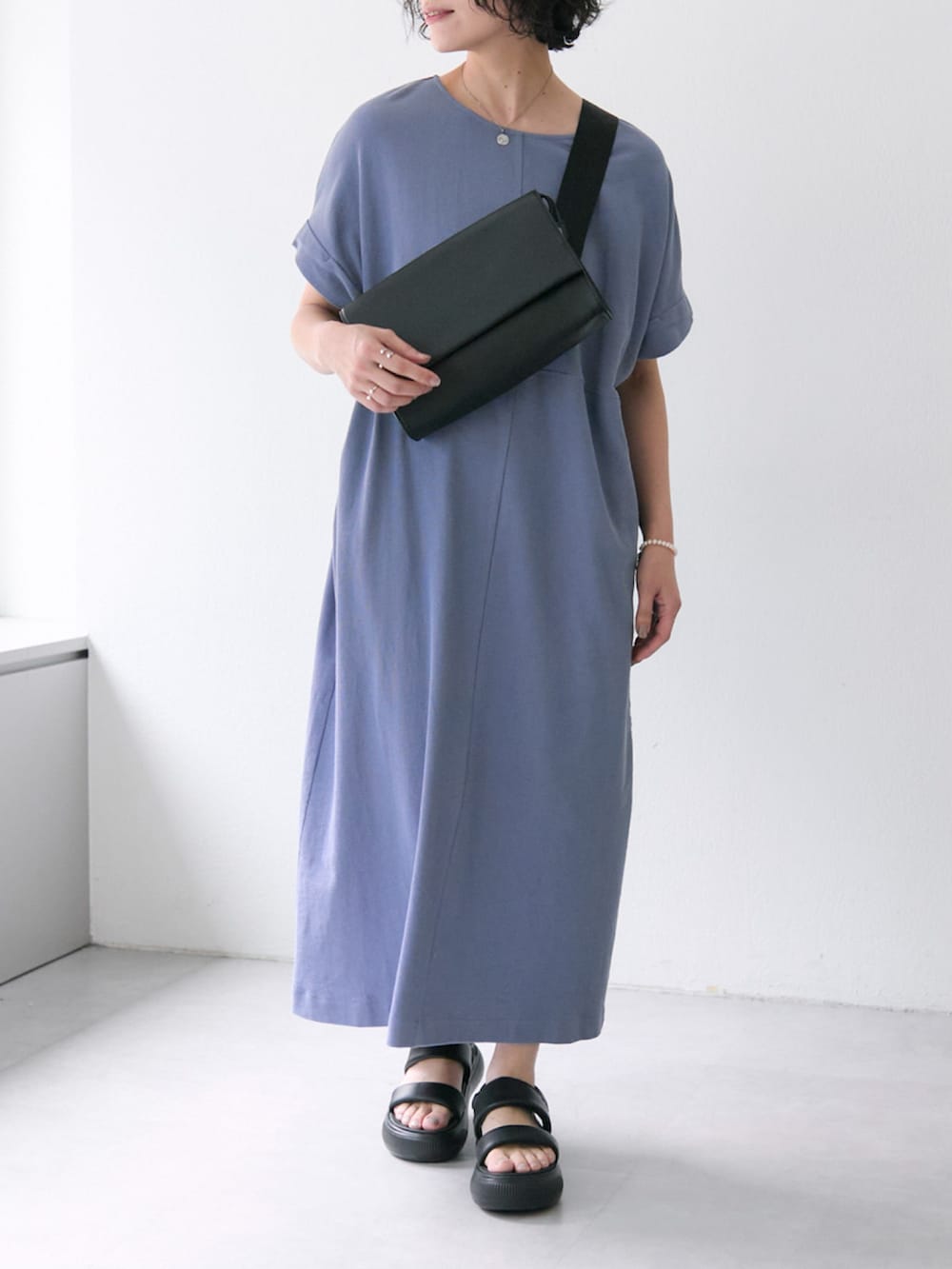 「ショルダーバッグ、レイヤードスタイル、サンダル、淡色コーデ、シンプルコーデ、ワンピース、大人女子、楽チンコーデ、春服コーデ、オトナカジュアル、夏ファッション、カジュアルスタイル、40代ファッション、アラフォー、ボブ」｜「ear PAPILLONNERのカットマキシワンピース【SUM1 STYLE(スミスタイル)】（ワンピース、ブルー系）」を使った、saecouchiさん（骨格ナチュラル・レディース・163cm）の春コーディネートの6枚目の写真