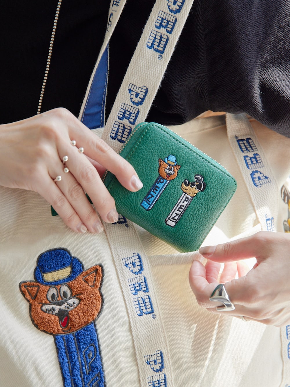 ホワイト系のトートバッグ、ブラック系のTシャツ/カットソー、ブラック系のキーケース/キーアクセサリーを着用したレディースの春コーディネートの5枚目の写真