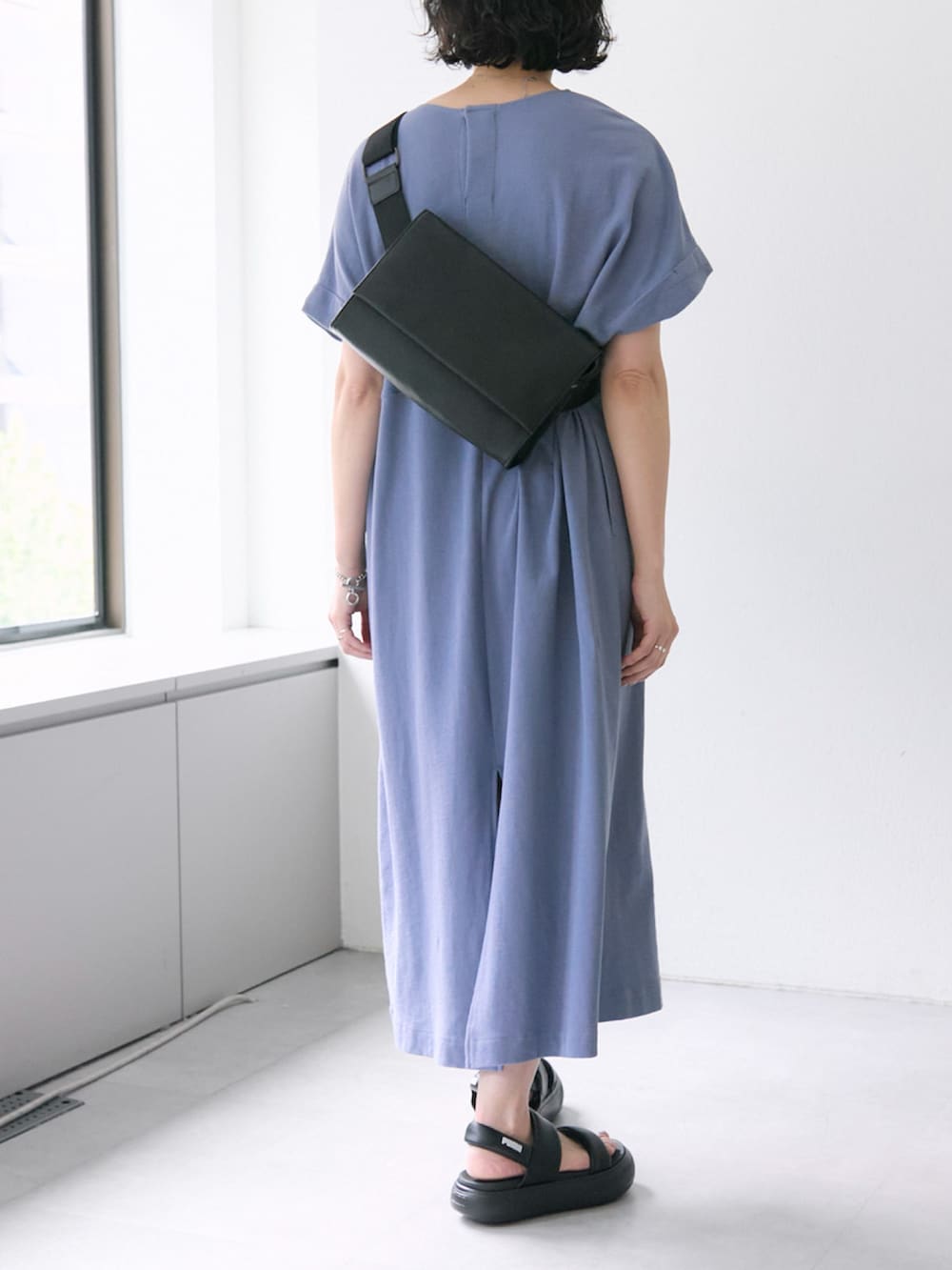 「ショルダーバッグ、レイヤードスタイル、サンダル、淡色コーデ、シンプルコーデ、ワンピース、大人女子、楽チンコーデ、春服コーデ、オトナカジュアル、夏ファッション、カジュアルスタイル、40代ファッション、アラフォー、ボブ」｜「ear PAPILLONNERのカットマキシワンピース【SUM1 STYLE(スミスタイル)】（ワンピース、ブルー系）」を使った、saecouchiさん（骨格ナチュラル・レディース・163cm）の春コーディネートの4枚目の写真