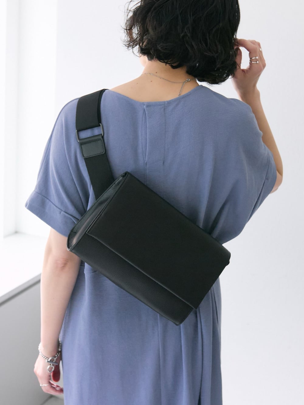 「ショルダーバッグ、レイヤードスタイル、サンダル、淡色コーデ、シンプルコーデ、ワンピース、大人女子、楽チンコーデ、春服コーデ、オトナカジュアル、夏ファッション、カジュアルスタイル、40代ファッション、アラフォー、ボブ」｜「ear PAPILLONNERのカットマキシワンピース【SUM1 STYLE(スミスタイル)】（ワンピース、ブルー系）」を使った、saecouchiさん（骨格ナチュラル・レディース・163cm）の春コーディネートの5枚目の写真
