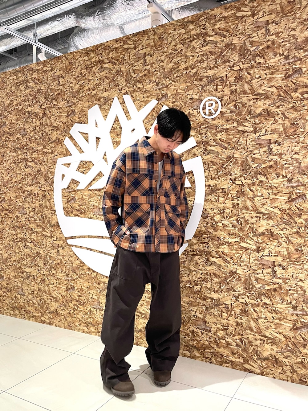 ブラウン系のブーツ、オレンジ系のシャツ/ブラウス、ブラウン系のその他パンツを着用したメンズの秋コーディネートの2枚目の写真