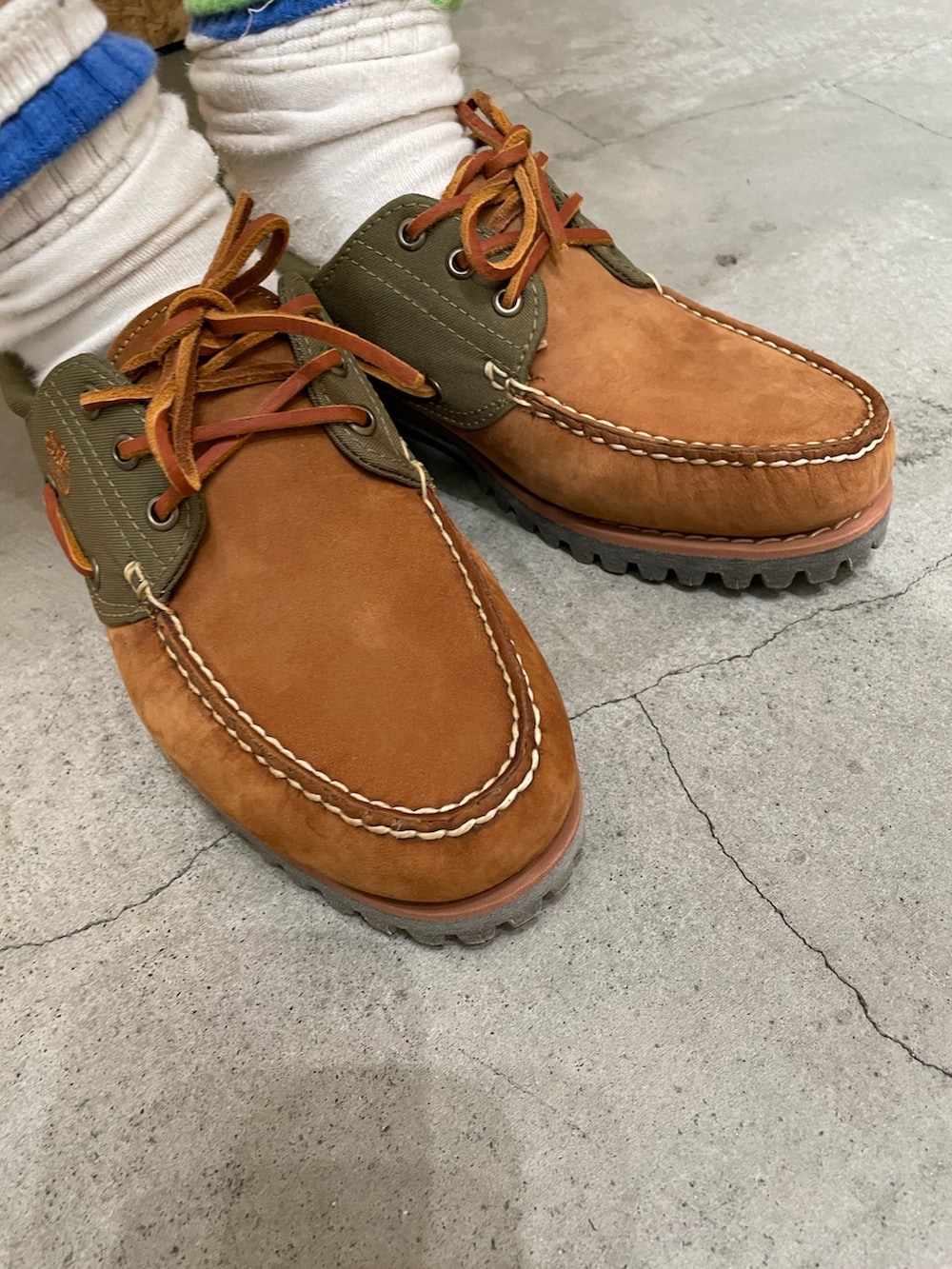 イエロー系のシューズ、イエロー系のその他パンツ、イエロー系のトップスを着用したメンズの夏コーディネートの3枚目の写真