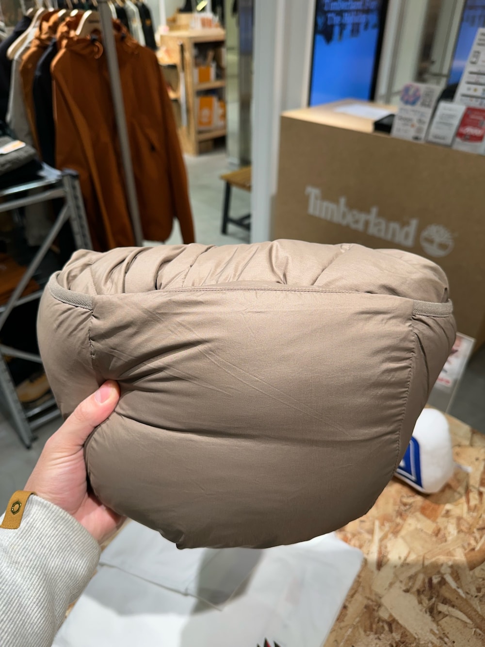 レッド系のブーツ、グリーン系のその他パンツ、グリーン系のTシャツ/カットソーを着用したメンズの冬コーディネートの4枚目の写真