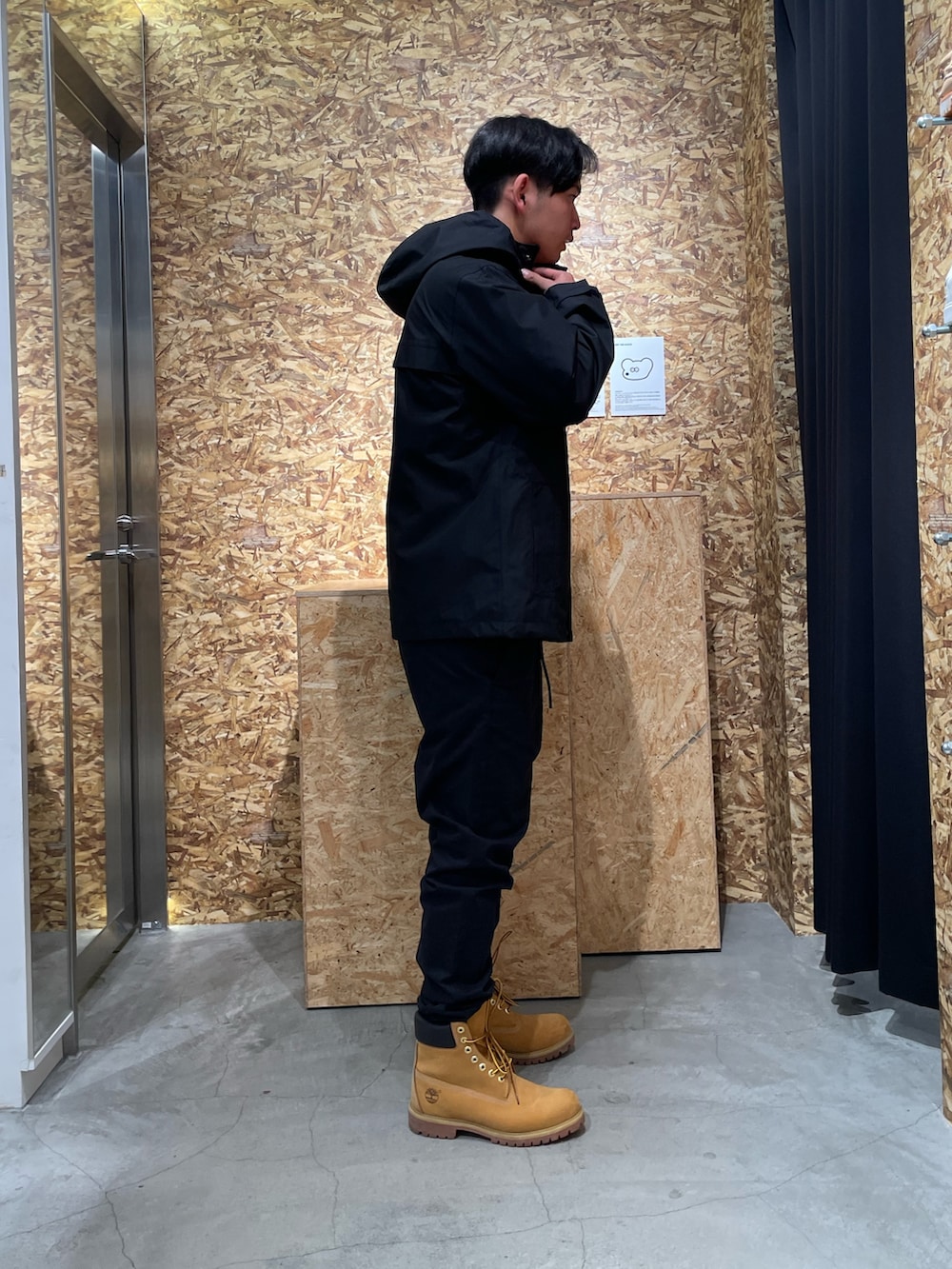 イエロー系のブーツ、ブラック系のその他パンツ、ブラック系のジャケット/アウターを着用したメンズの秋コーディネートの2枚目の写真