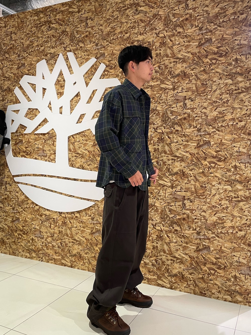 グリーン系のシャツ/ブラウス、ブラウン系のその他シューズを着用したメンズの秋コーディネートの2枚目の写真