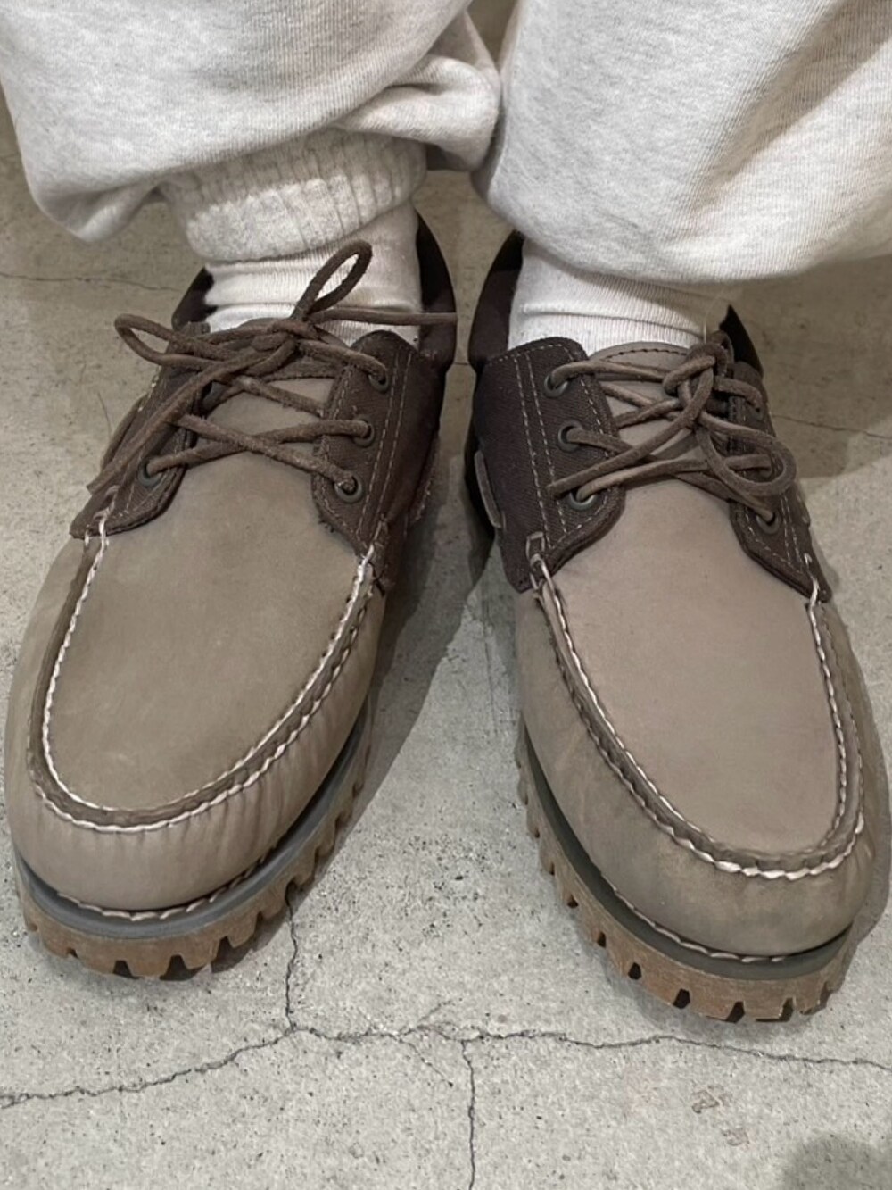 ホワイト系のトップス、ベージュ系のトップス、ブルー系のスウェットパンツを着用したメンズの夏コーディネートの3枚目の写真