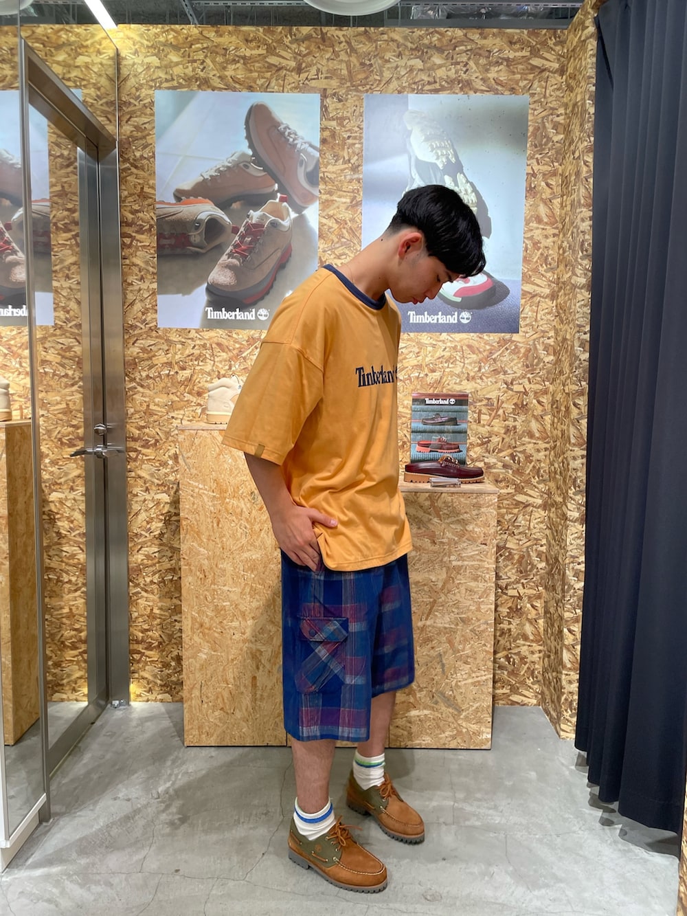 イエロー系のシューズ、イエロー系のその他パンツ、イエロー系のトップスを着用したメンズの夏コーディネートの2枚目の写真