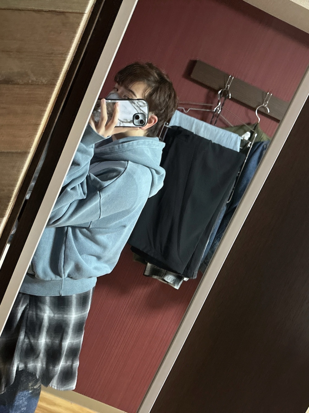 「チェックシャツ、シャツ腰巻き、カジュアル、アドラー、adrer、ADRER、united arrows、ウィゴー(WEGO)、ジップパーカー、デニム」|「ADRERのheavy weight logo semi short vintage double zip parker(パーカー、ブルー系)」を使った、 Rui-minaseさん(メンズ・165cm)の春コーディネートの3枚目の写真