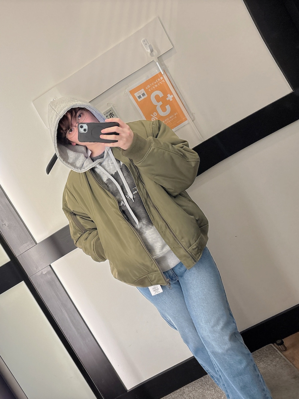 ブルー系のデニムパンツ、グレー系のパーカーを着用したメンズの冬コーディネートの2枚目の写真