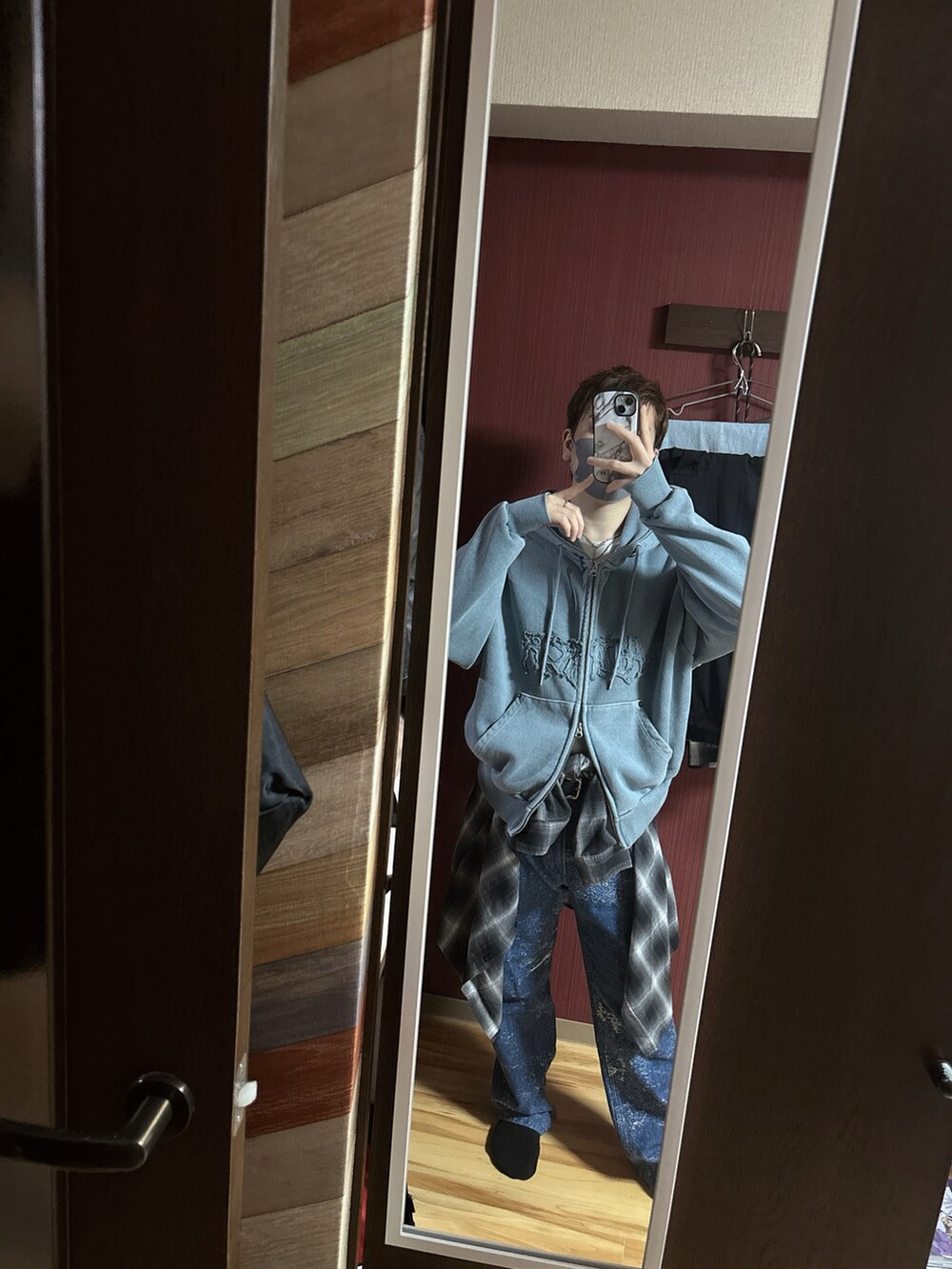 「チェックシャツ、シャツ腰巻き、カジュアル、アドラー、adrer、ADRER、united arrows、ウィゴー(WEGO)、ジップパーカー、デニム」|「ADRERのheavy weight logo semi short vintage double zip parker(パーカー、ブルー系)」を使った、 Rui-minaseさん(メンズ・165cm)の春コーディネートの4枚目の写真