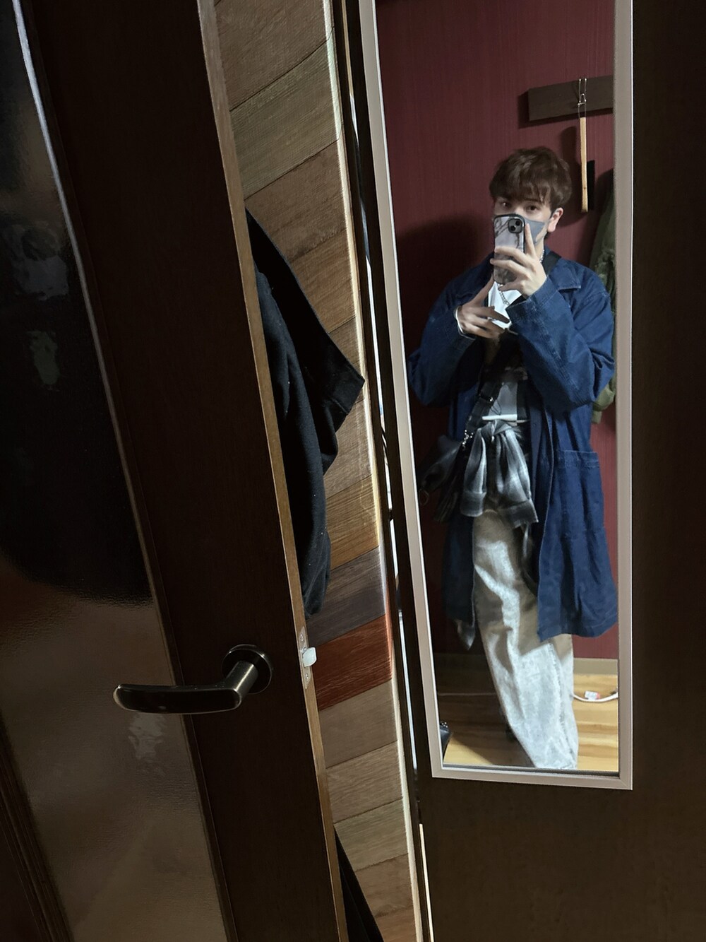 ブルー系のステンカラーコート、ホワイト系のデニムパンツ、ブラック系のシャツ/ブラウスを着用したメンズの春コーディネートの3枚目の写真