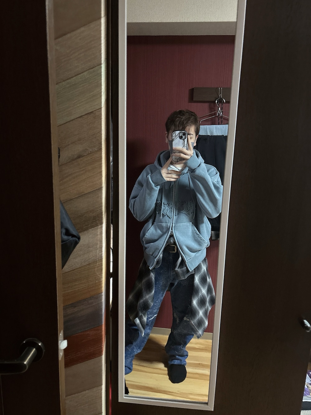 「チェックシャツ、シャツ腰巻き、カジュアル、アドラー、adrer、ADRER、united arrows、ウィゴー(WEGO)、ジップパーカー、デニム」|「ADRERのheavy weight logo semi short vintage double zip parker(パーカー、ブルー系)」を使った、 Rui-minaseさん(メンズ・165cm)の春コーディネートの2枚目の写真