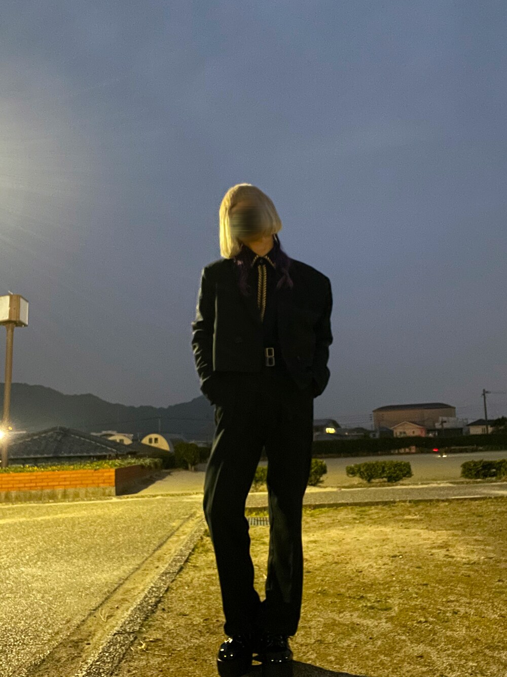 ブラック系のドレスシューズ、ブラック系のスラックス、ブラック系のテーラードジャケットを着用したメンズの冬コーディネートの3枚目の写真