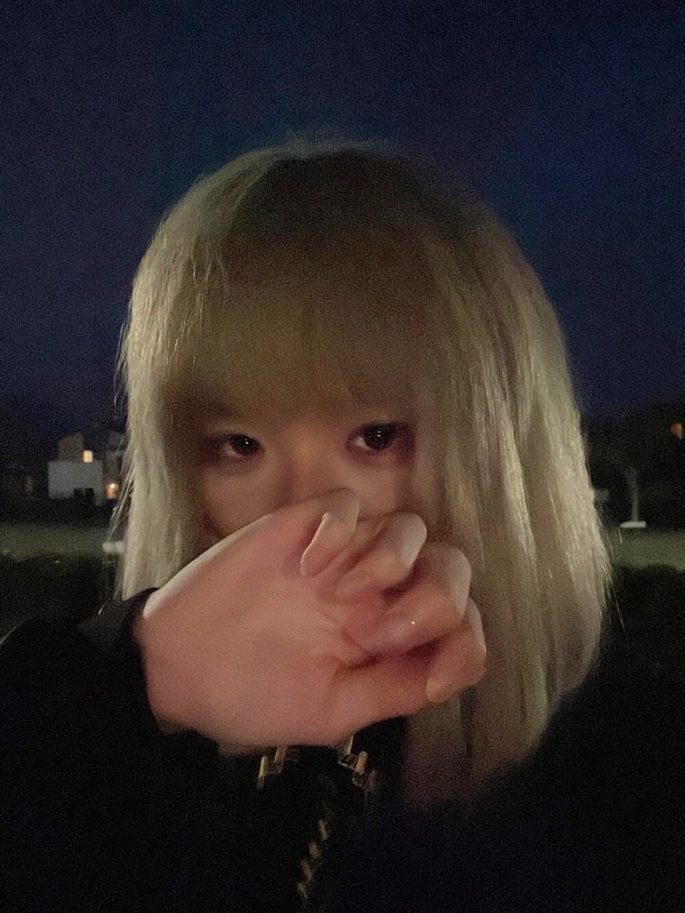 ブラック系のドレスシューズ、ブラック系のスラックス、ブラック系のテーラードジャケットを着用したメンズの冬コーディネートの4枚目の写真