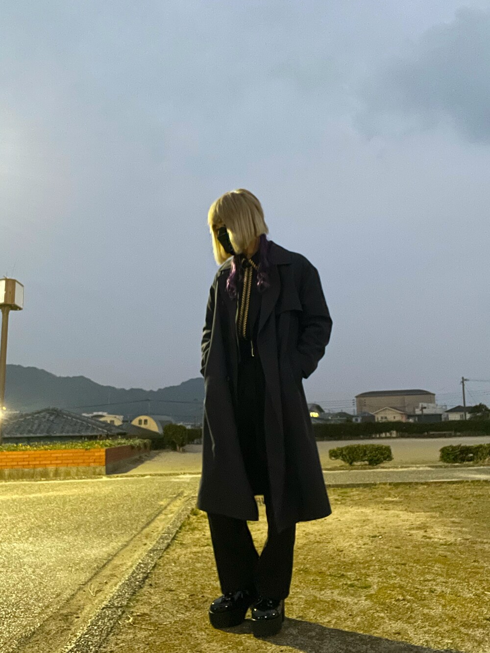 ブラック系のドレスシューズ、ブラック系のスラックス、ブラック系のテーラードジャケットを着用したメンズの冬コーディネートの2枚目の写真