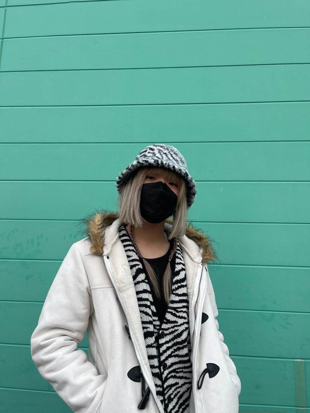 その他のカーディガン/ボレロ、その他のハットを着用したメンズの冬コーディネートの2枚目の写真