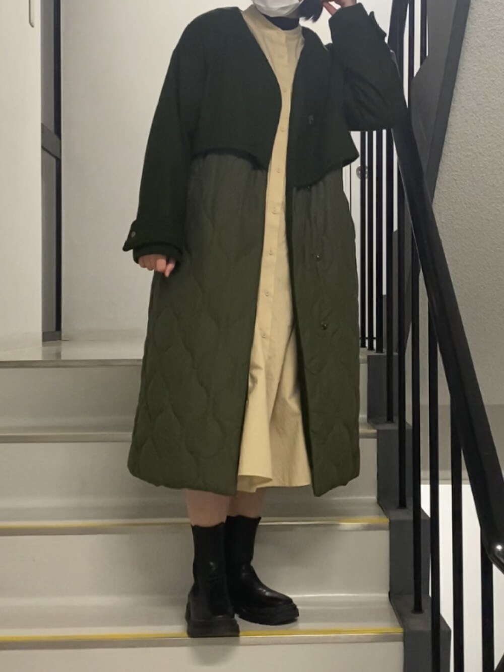 ブラック系のブーツ、イエロー系のシャツワンピース、グリーン系のノーカラージャケットを着用したレディースの冬コーディネートの2枚目の写真